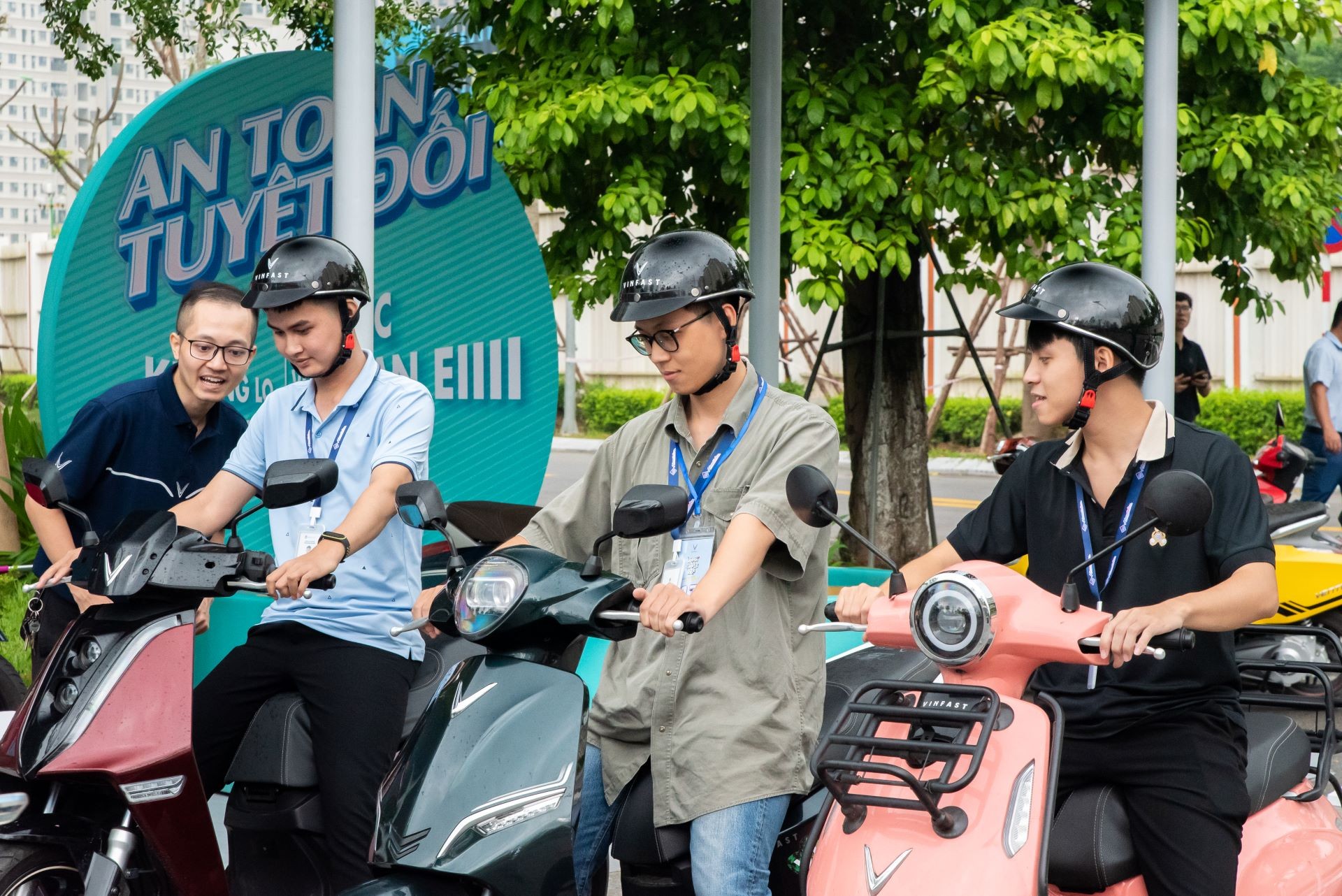 Review chi tiết VinFast Feliz S: Có thực sự thay thế được Honda Vision khi đi làm tại Sài Gòn?